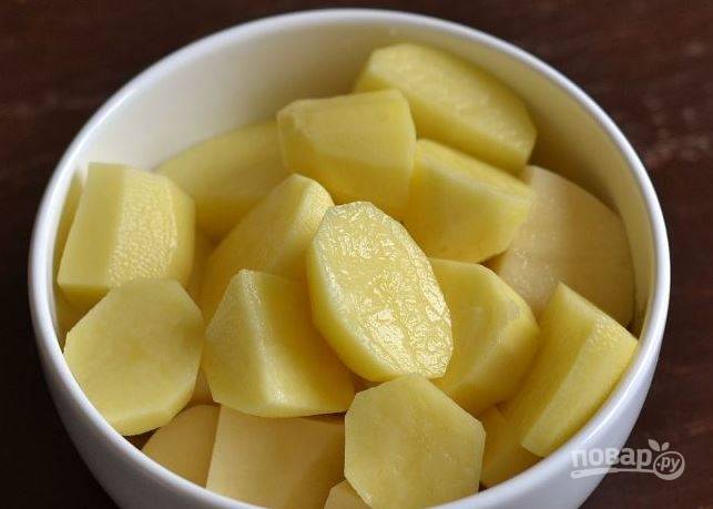 Картофель почистите и вымойте. Нарежьте его на небольшие кусочки. Если картофель молодой, то его можно не очищать, а тщательно потереть щеткой под проточной водой. 