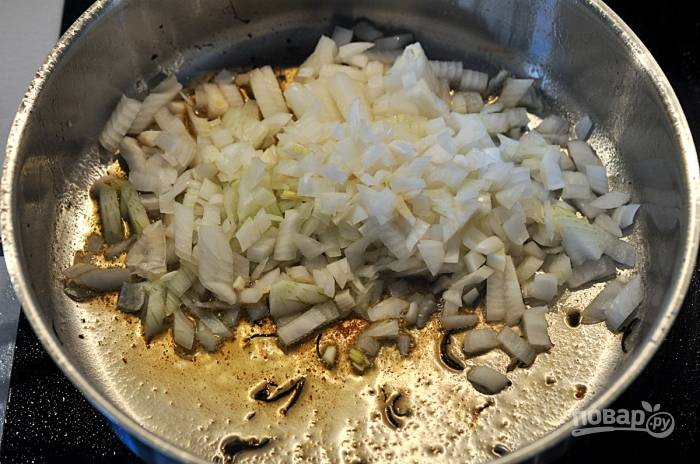 Выложите мясо на тарелку, пускай оно остывает. В сковороду добавьте мелко нарезанный лук.