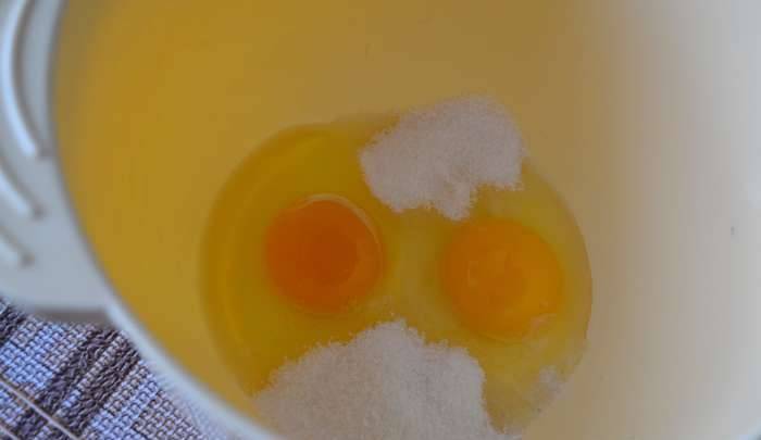 1. Взбиваем яйца с сахаром (лучше воспользоваться миксером, чтобы масса получилась однородной и сахар быстрее растворился).