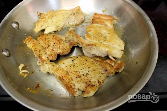 1. Приправьте бедрышки солью и перцем. Можете использовать также любые приправы для курицы.