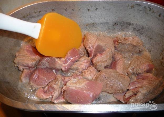 Обжарьте говядину на растительном масле в толстостенной посуде. После чего мясо выложите на тарелку.