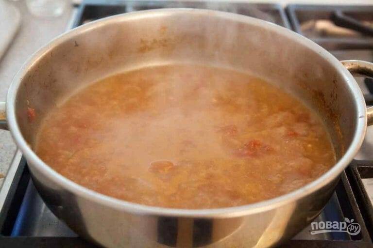 4.	Удалите мясо со сковороды, увеличьте огонь и готовьте соус до уменьшения жидкости в 2 раза. 