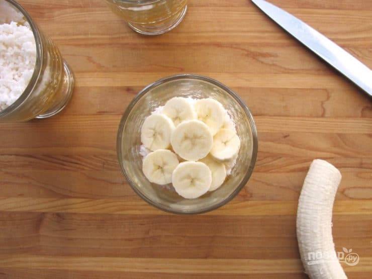 3. Далее распределите банан кружками. А потом повторите слои: апельсин, сахар, кокос и банан.
