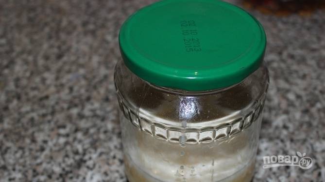Чистую стеклянную банку смажьте маслом. Влейте в неё молочную массу. Закрутите крышку не очень плотно.