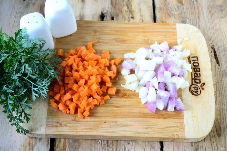 Морковь и лук порежьте кубиком. Морковь постарайтесь нарезать как можно мельче, чтобы она и приготовилась быстрее, и в готовом блюде не слишком выделялась.
