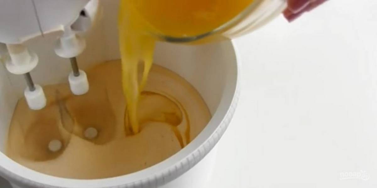 1. С помощью миксера взбейте яйца с сахаром до пышной массы. Добавьте сгущенное молоко и растопленное, слегка остывшее сливочное масло. 