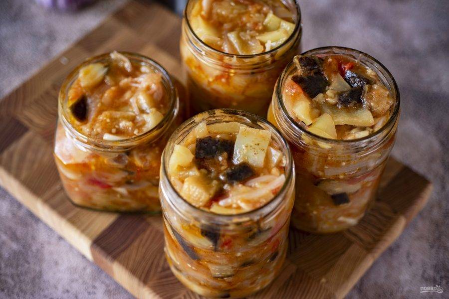 Заранее тщательно помойте с содой баночки и крышки для консервирования. По
подготовленным баночкам разложите готовый салат, прикройте крышками.