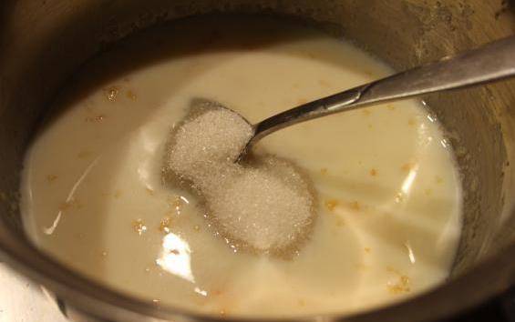 Займемся теперь молочным желе.
В разбухший желатин с молоком добавляем сметану и сахар, прогреваем на слабом огне, чтоб желатин полностью растворился.