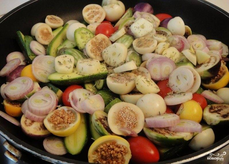 В это время в большой сковородке с оливковом масле обжариваем овощи (все кроме крупного помидора), достаточно крупно нарезанные (можно кубиками). Черри оставляем целыми. Обжариваем овощи, постоянно помешивая на среднем огне около 10-12 минут.