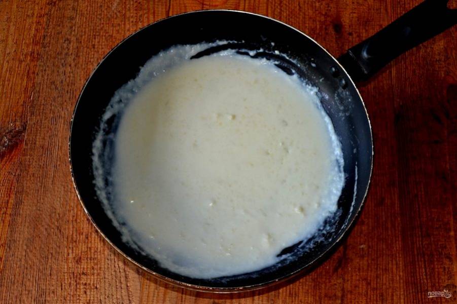 Теперь можно заняться начинкой. Для приготовления белого соуса растопите на сковороде 60 грамм сливочного масла и добавьте 1.5 ложки муки. Обжарьте немного до легкого цвета, после тонкой струйкой влейте молоко. Соус обязательно нужно посолить, по желанию добавьте мускатный орех.