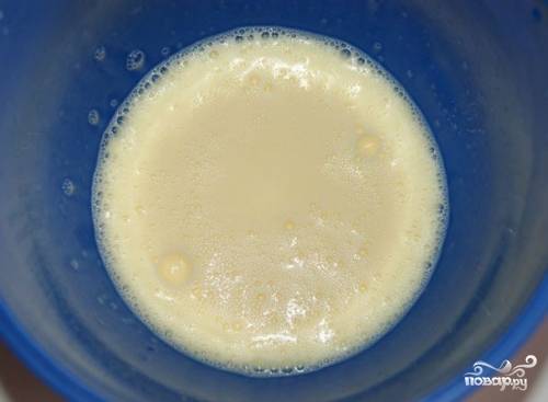 2. В глубокую миску осторожно, чтобы не попала скорлупа, разбейте яйца. С помощью венчика или миксера взбейте их до однородной массы. Влейте в яичную смесь молоко, посолите и добавьте специи, перемешайте.