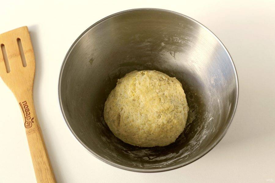 Замесите мягкое, чуть липкое тесто. Заверните его в пищевую пленку и уберите в холодильник на 30 минут.