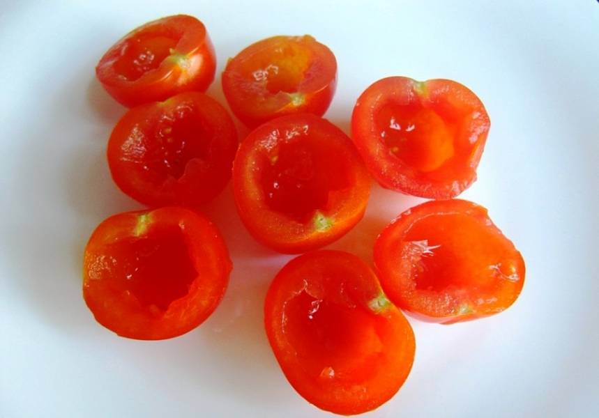 Порежьте помидоры пополам, удалите семена и мякоть. 