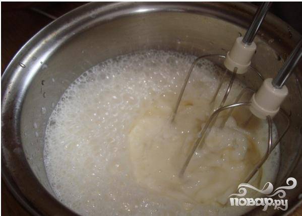 2. Постепенно влить молоко и взбить все ингредиенты вместе в течение 1-2 минут.