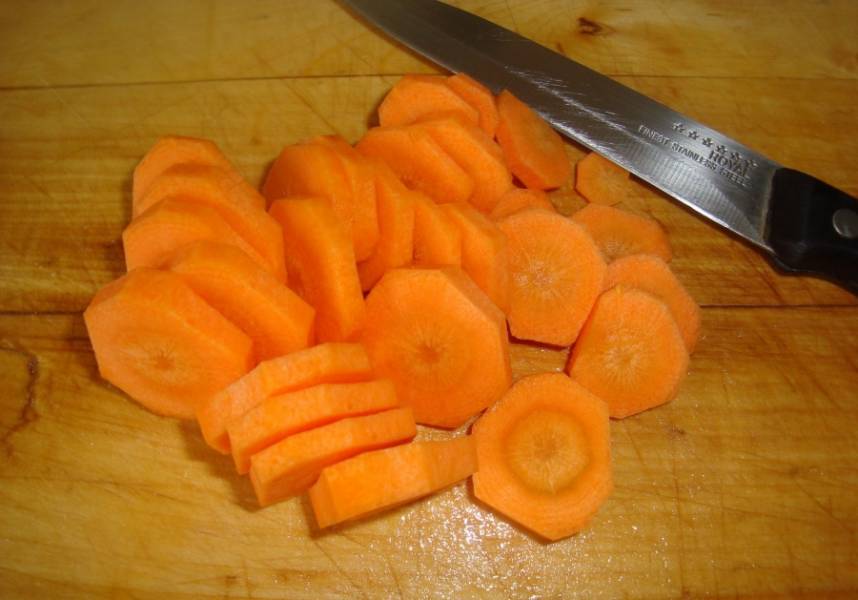 Займитесь овощами. Нарежьте кружочками морковь, помидоры и чеснок мелко порежьте. Лук режем кубиками.