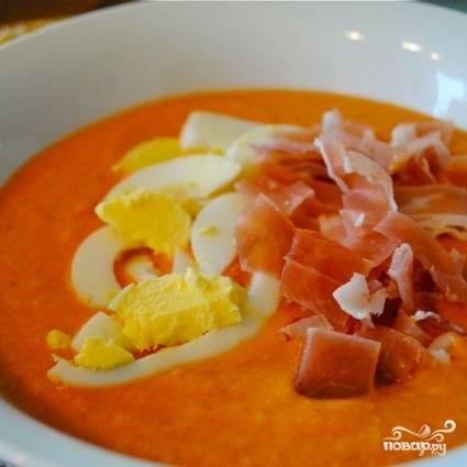 Разливаем суп по тарелочкам, в каждую бросаем немного яиц и ветчины. Приятного аппетита! :)