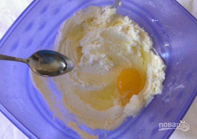 Теперь добавляем в емкость размягченное сливочное масло и сахар, хорошенько все перетираем. Добавляем яйцо и ваниль, взбиваем все миксером. Когда ингредиенты смешаются, вводим молоко в тесто. 