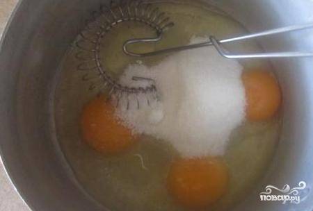 Взбить венчиком яйца с сахаром и солью