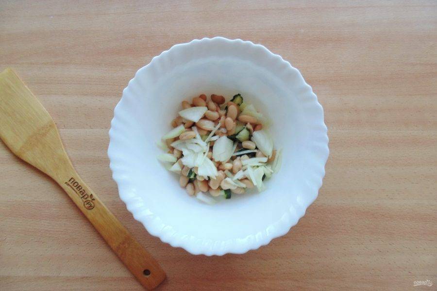 Репчатый или любой салатный лук нарежьте произвольно и добавьте в салат.