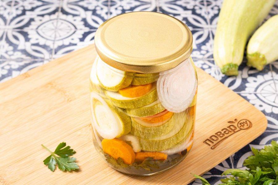 Плотно закрутите банку. Укутайте в полотенце и оставьте так до полного остывания. После заготовку можно убрать в прохладное темное место.