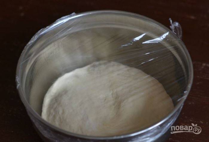 Переложите тесто в миску, накройте пищевой пленкой и оставьте в теплом месте на 30 минут. За это время тесто должно увеличиться вдвое. 