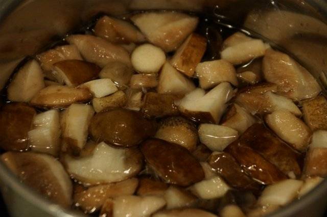  Промойте и замочите на 1,5 часа грибы в холодной подсоленной воде. Затем промойте, порежьте и бросьте в кастрюлю. Варите полчаса после закипания. 