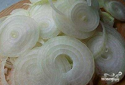Лук почистить и нарезать тонкими полукольцами.