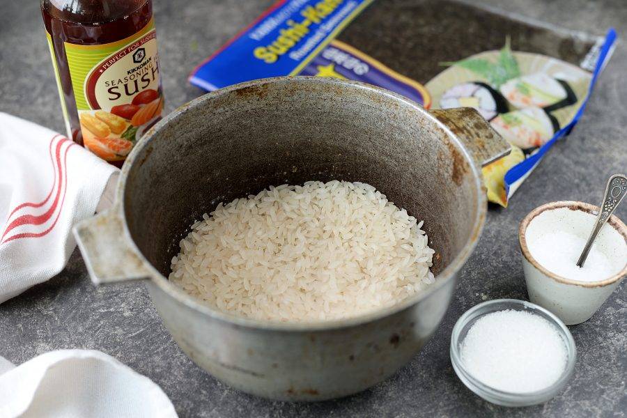 Переложите рис в казанок, промойте его до чистой воды, залейте холодной водой в пропорции 1 к 2. Отварите под крышкой 15 минут на тихом огне. Вода должна полностью выкипеть, а рис остаться рассыпчатым.