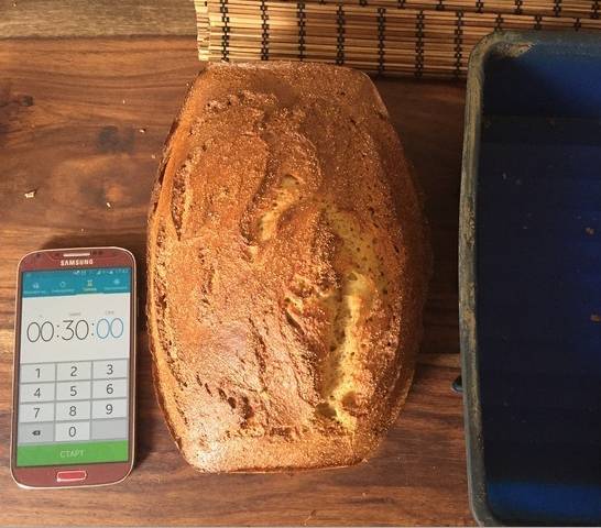 4. Через полчаса "Колпак" снимаем, хлеб уже держит форму. Запекаем его еще полчаса. Температура духовки - 190 градусов. Вот и все!