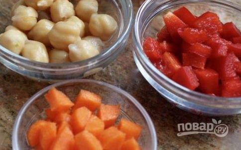 Перец и морковь промойте, почистите и нарежьте средним кубиком.