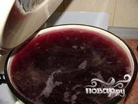 Заливаем банки с ягодой кипятком, даем постоять 5-10 минут, затем сливаем воду обратно в кастрюлю и кипятим, добавив весь сахар. Доводим до кипения и разливаем обратно по баночкам.