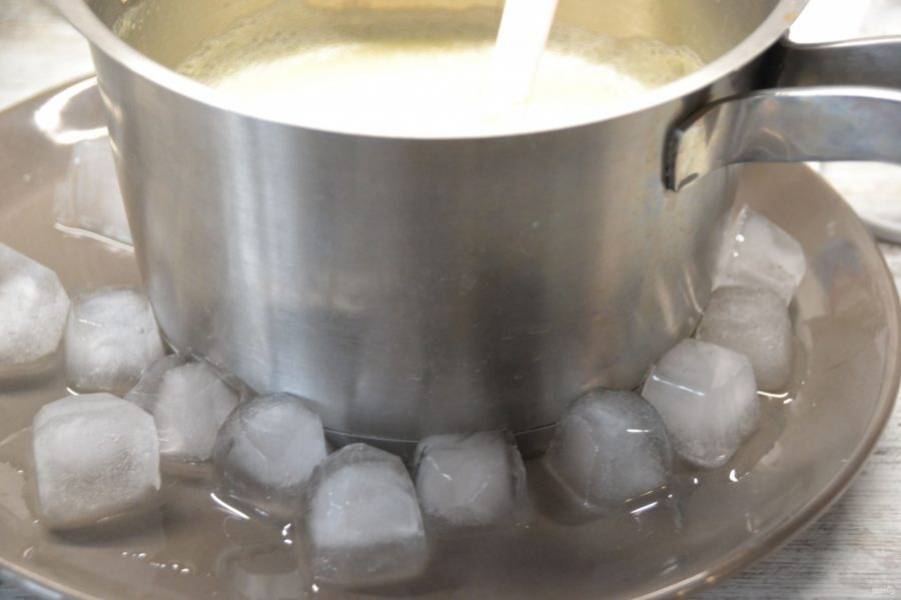 Постарайтесь быстро остудить молочно-желтковую смесь в холодной воде, либо с помощью льда. 