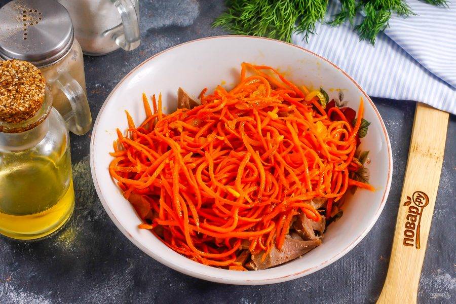 Выложите туда же обжаренную морковь, влейте уксус и все тщательно перемешайте. Оставьте в холодильнике минимум на 30 минут для пропитывания ароматами и вкусами.