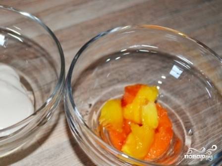 В креманки или в вазочки выкладываем немного подготовленных фруктов, а поверх них — сливочно-творожную массу.
