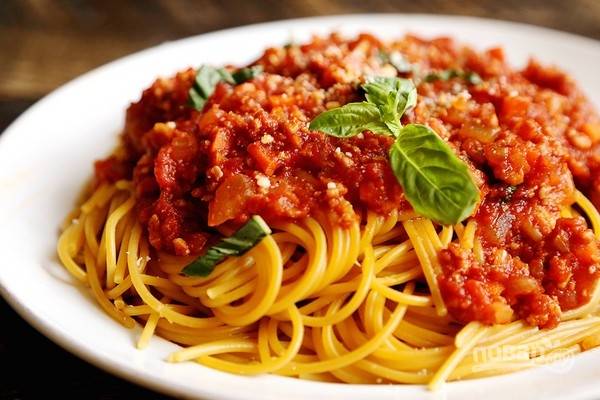 8.	Подаю спагетти и щедро поливаю томатным соусом, приятного аппетита!