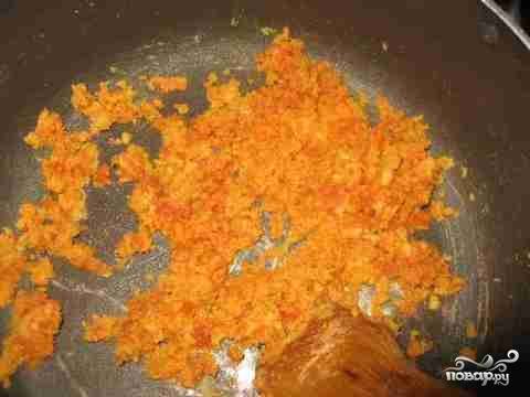 Дальше добавляем в муку томатную пасту, перемешиваем и жарим еще минуты 3-4.