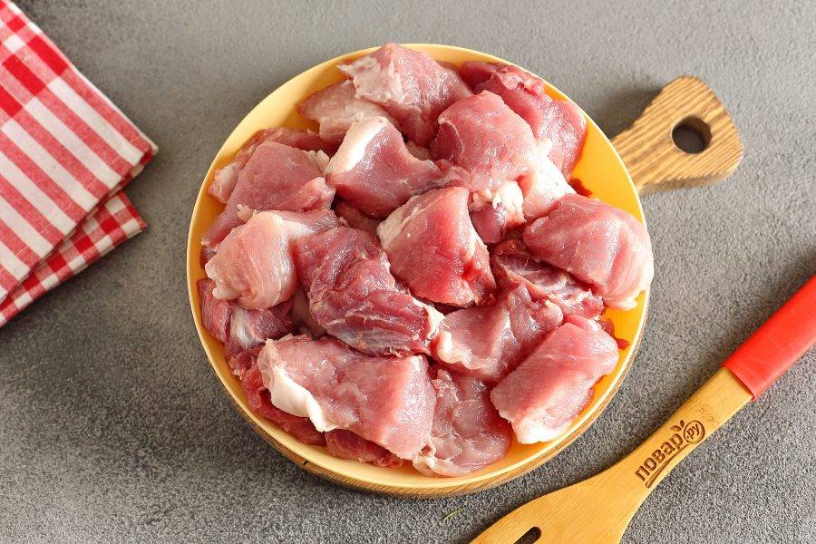 Охлажденную свиную вырезку нарежьте крупными кусочками.