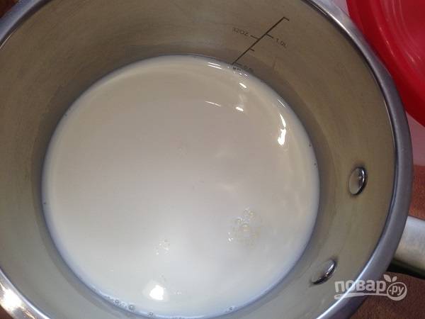 2. Нагреваем молоко с сахаром и солью до полного растворения крупинок, а затем охлаждаем.