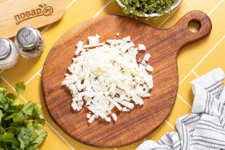Нарежьте репчатый лук кубиками.