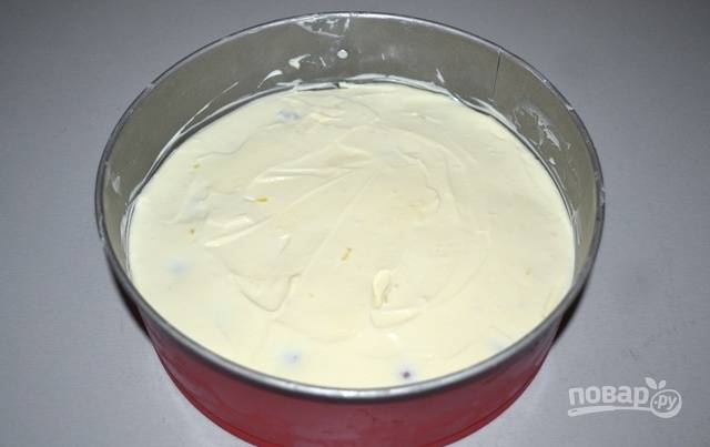 Накройте оставшимся крем-сыром, поставьте чизкейк в духовку, разогретую до 160 градусов, и выпекайте в течение часа.