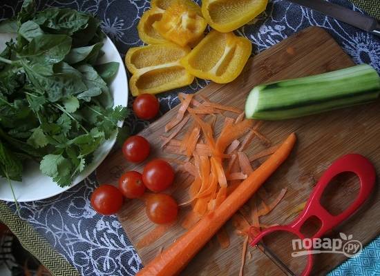 Очистим морковь и огурец (если у него жесткая кожура), а перец — от сердцевины с семенами. Зелень и помидоры помоем и максимально обсушим.