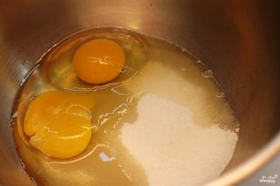 Шаг 2. Взбейте яйца с сахаром, важно, чтобы сахар полностью растворился. Необходимо взбивать яйца до получения пены.