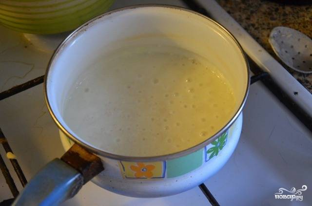 Молоко наливаем в кастрюлю и ставим на огонь. После всыпаем промытый рис, масло сливочное и сахар на вкус. Бросаем щепотку соли и варим массу 20 мин.