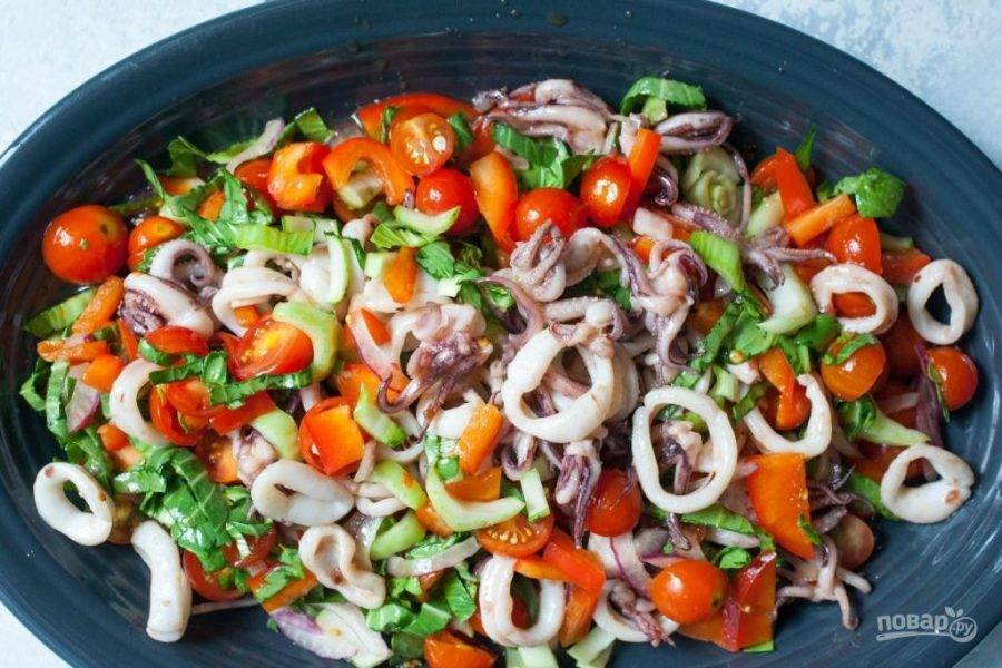 Добавьте морепродукты к овощам и салату. Полейте растительным маслом, соусом чили, рыбным соусом и лимонным соком. Салат готов!