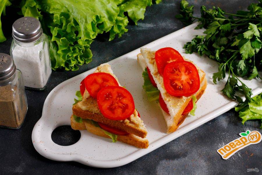 Соберите сэндвичи, выкладывая теругольники хлеба один на другой.