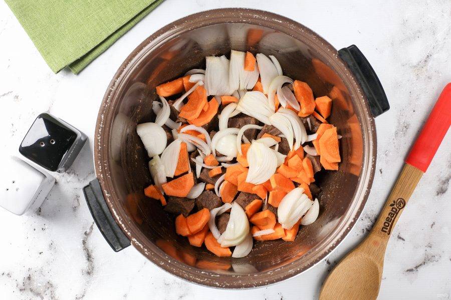 Добавьте нарезанные лук и морковь. Нарезка может быть любая, но не мелкая, так как овощи при длительном томлении превратятся в густой соус и вкуснее будет, если они останутся небольшими кусочками.