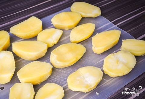 В это время картофель очищаем, разрезаем каждый клубень вдоль на две части.