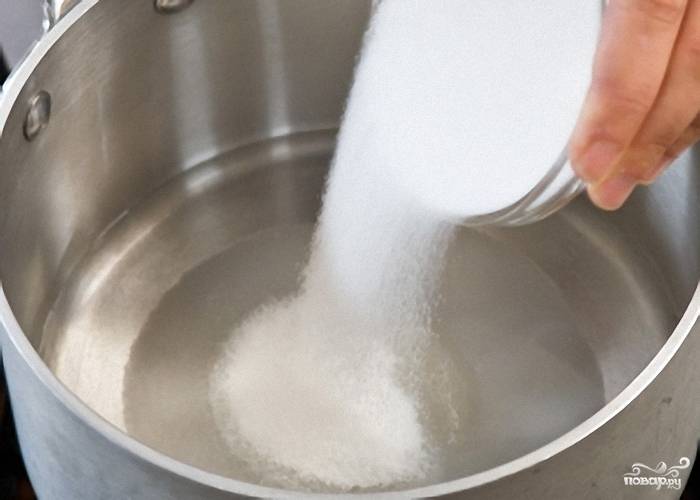 1. В кастрюлю наливаем воду, кладем сахар. Перемешиваем массу и оставляем на минут 20. Сахар должен полностью раствориться. 