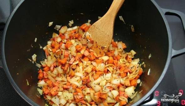 1. Лук и морковку обжарим на растительном масле до румяности. 