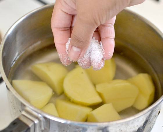 Добавляем соли по вкусу и оставляем еще на 5-7 минут вариться. 